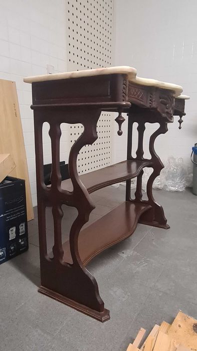 Consola de estilo medieval em madeira e mámore