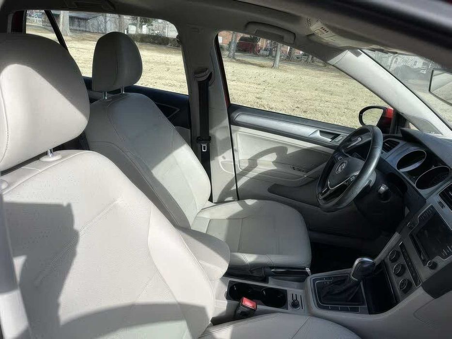 Volkswagen Golf      2017