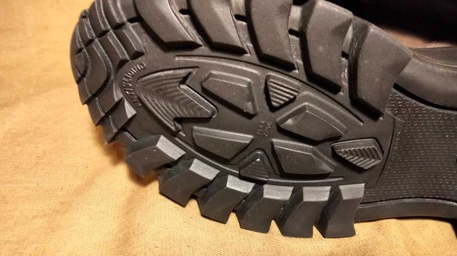 Трекінговие  ?тактические . чоловічі  берці  Барс розмір 41,шкіра.