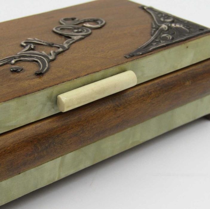 Caixa de madeira vintage para selos com revestimento prateado na tampa