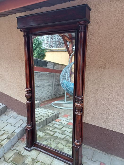 Stare lustro w drewnianej ramie