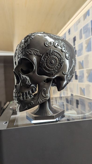 Череп-тримач / підставка для шолому та навушників. Є різні варіанти