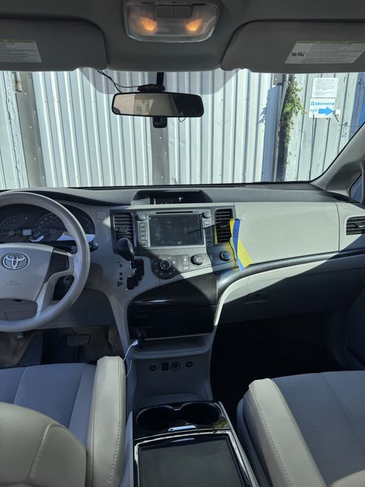 Toyota Sienna 2012 рік