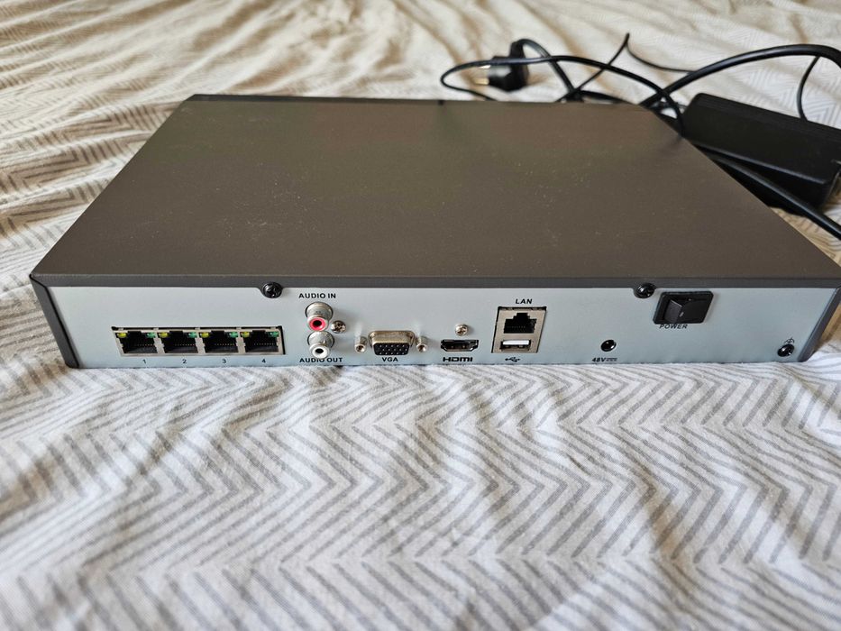 відеореєстратор Hikvision DS-7604NI-K1/4P(B)