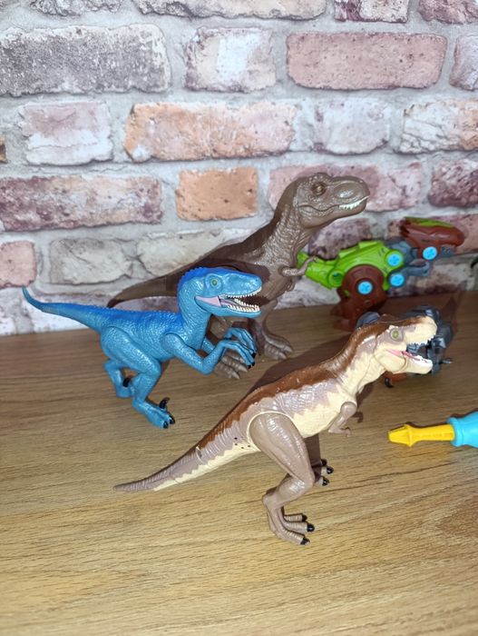 Zestaw dinozaurów 7 szt ryczy weliceraptor ryczy  tyranozaur T-rex