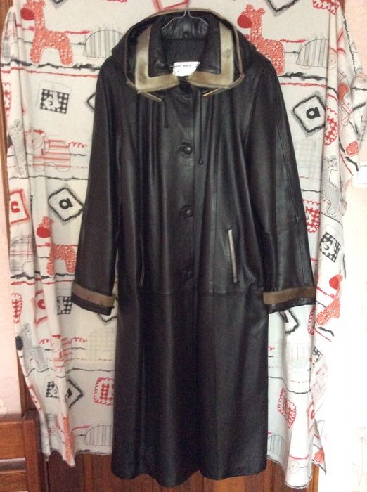Женское пальто из натуральной черной кожи с капюшоном, Германия.