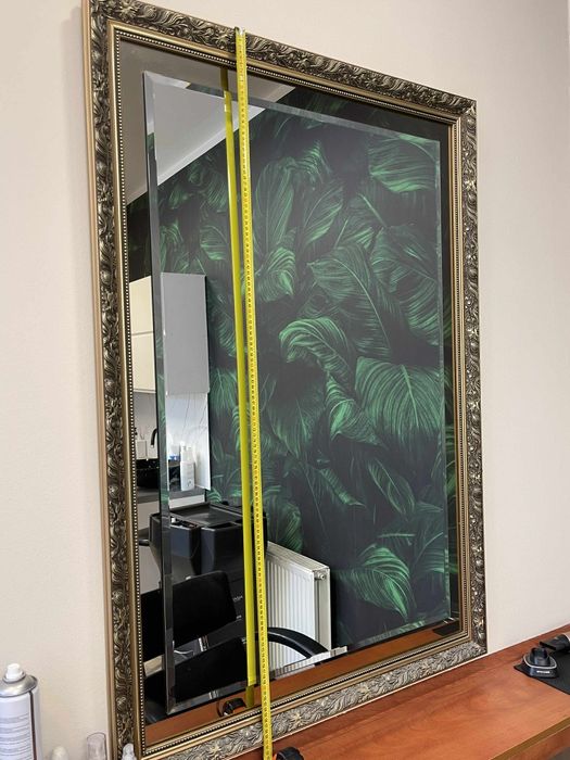 Duże lustro w stylu glamour – bogato zdobiona rama