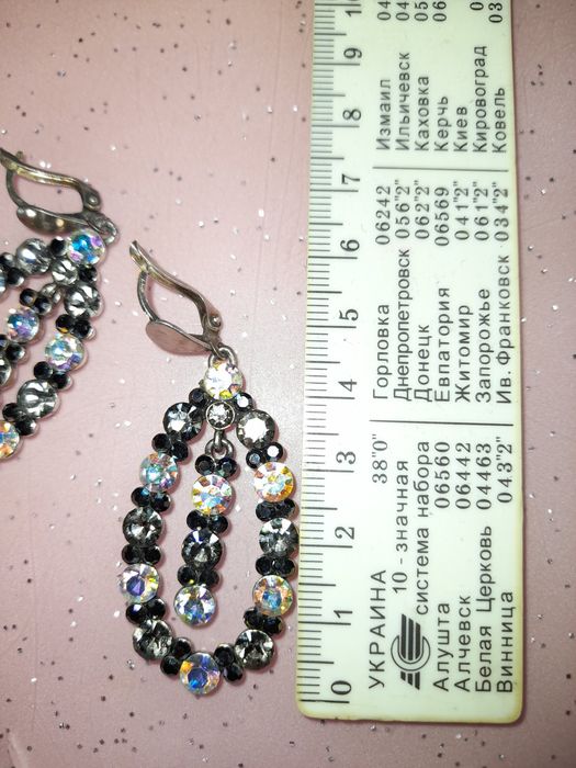 Серьги , бижутерия.