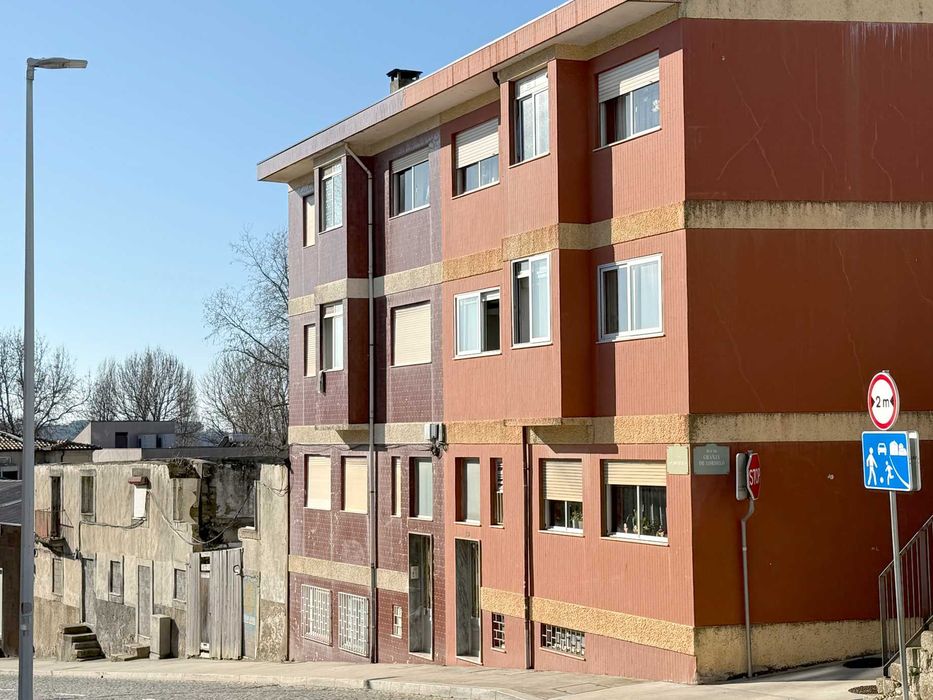 Apartamento com 2 quartos no Fluvial a 100m do Douro, com varanda.