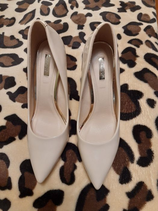 Продаю лакові туфлі.