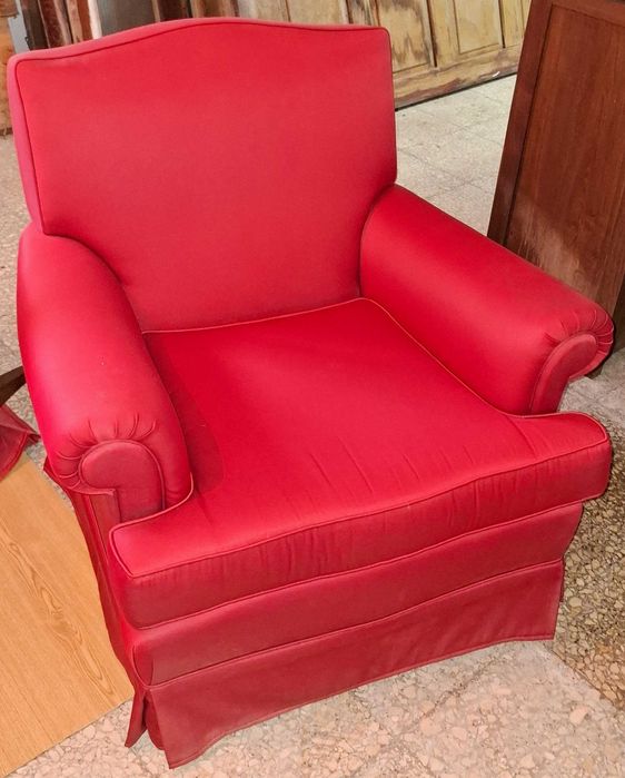 2 Poltronas Clássicas Estofadas – Conforto e Estilo Intemporal