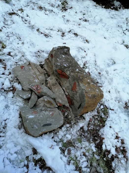 Pozostałość po rozbiórce ogrodzenia.