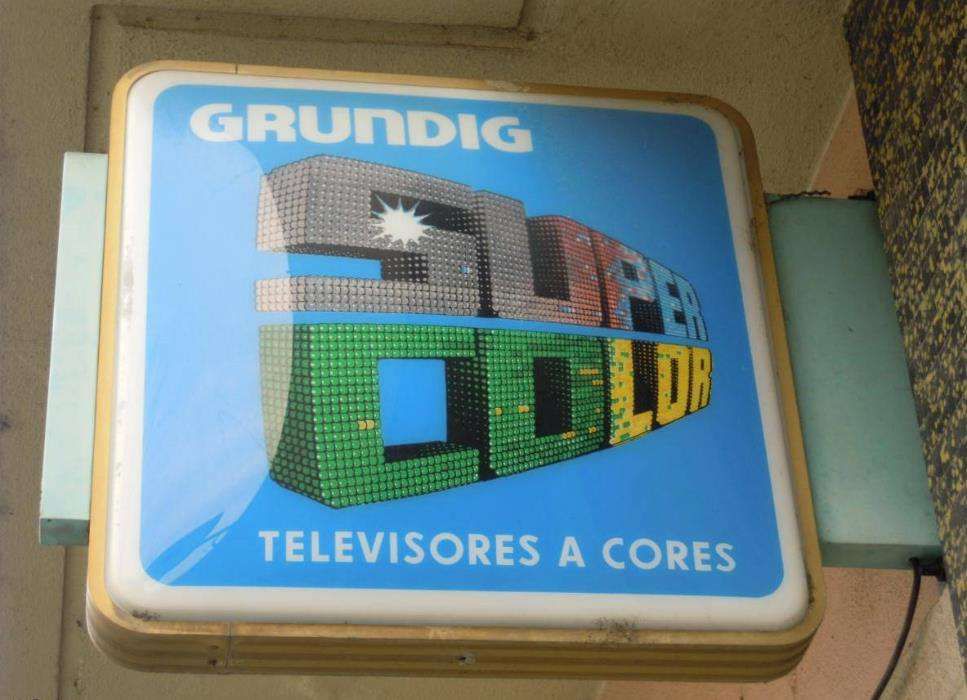 Painel publicitário luminoso TV Grundig Neolux televisão a cores
