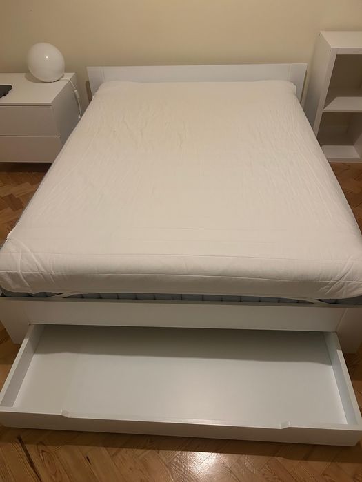Cama de casal branca, com colchão incluído, com gaveta para arrumação