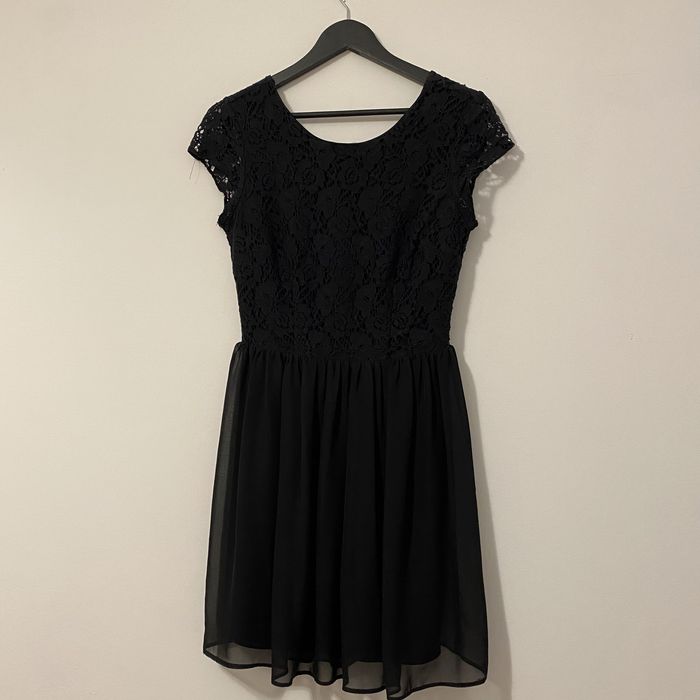 Czarna krótka sukienka z wiązaniem na plecach 38 M