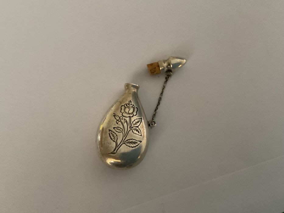 Pequena garrafa de perfume antiga em prata contrastada