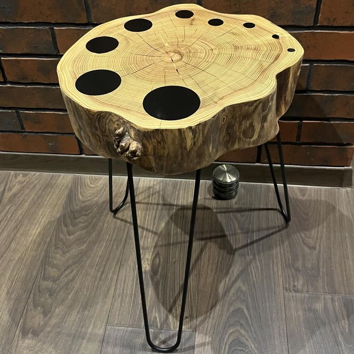 Stolik kawowy z plastra drewna akacjowego żywica nogi typu hairpin