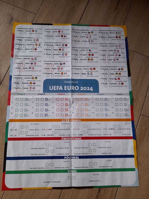 Katalog piłkarski z 2018 roku i dwustronny plakat z 2024 roku