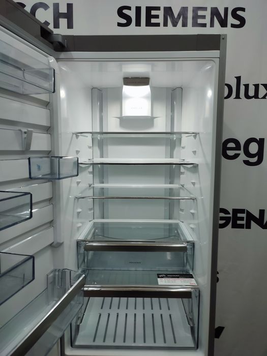 Окремостоячий двокамерний холодильник AEG  А+++