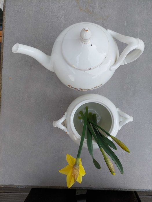 Dziewiętnastowieczny porcelanowy dzbanek z cukiernicą