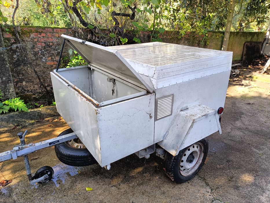 Atrelado caça 2 compartimentos