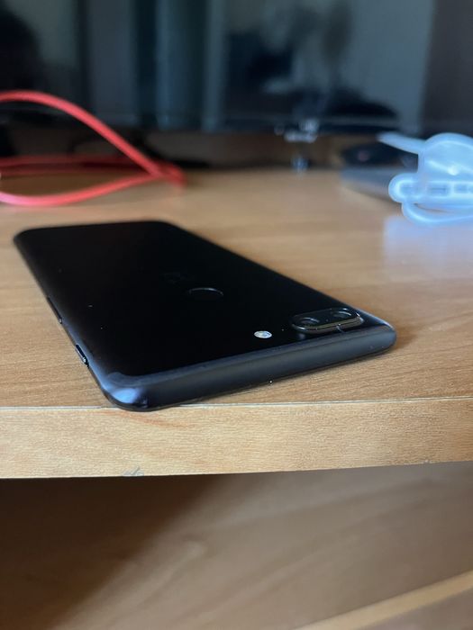 Смартфон OnePlus 5T