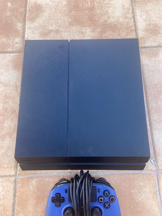 Vendo play 4 com comando e jogos