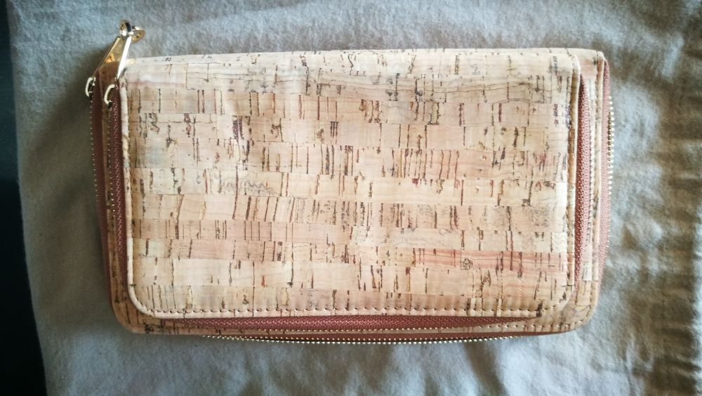 Carteira em cortiça nova