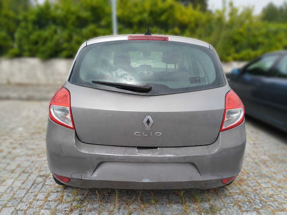 Renault Clio 2010 1.2 Gasolina para peças, abate ou para ser reparada a junta e radiador – 500€ negociáveis | Viseu