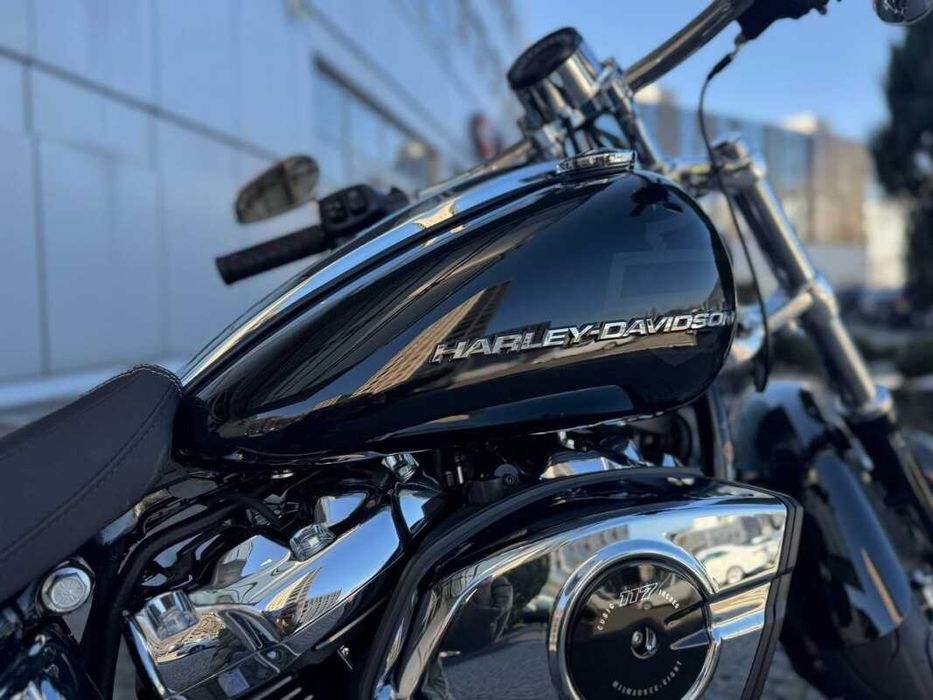 2025 Harley-Davidson® Breakout колір Vivid Black