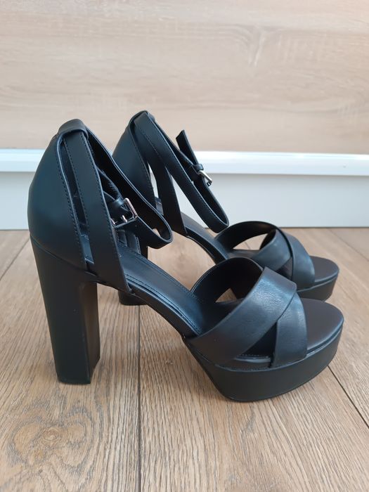 Czarne sandały na obcasie