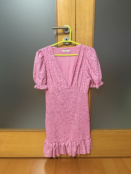 Vestido midi rosa às bolinhas pretas