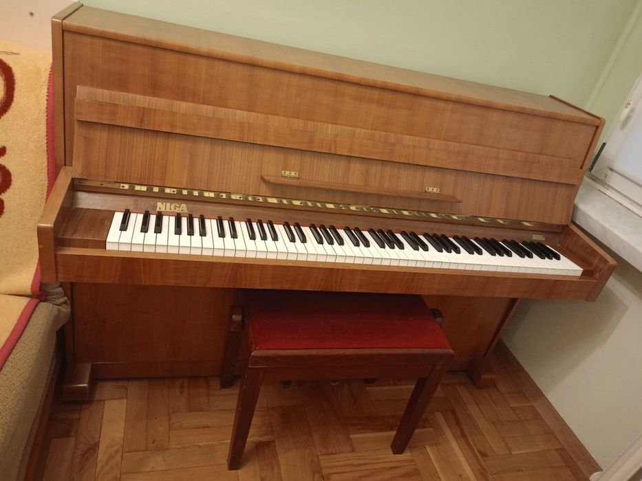 Pianino Legnica z regulowanym siedziskiem