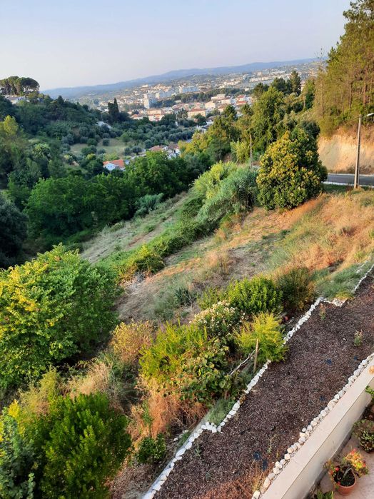 Grandes áreas/remodelado em condomínio Fechado com Garagem