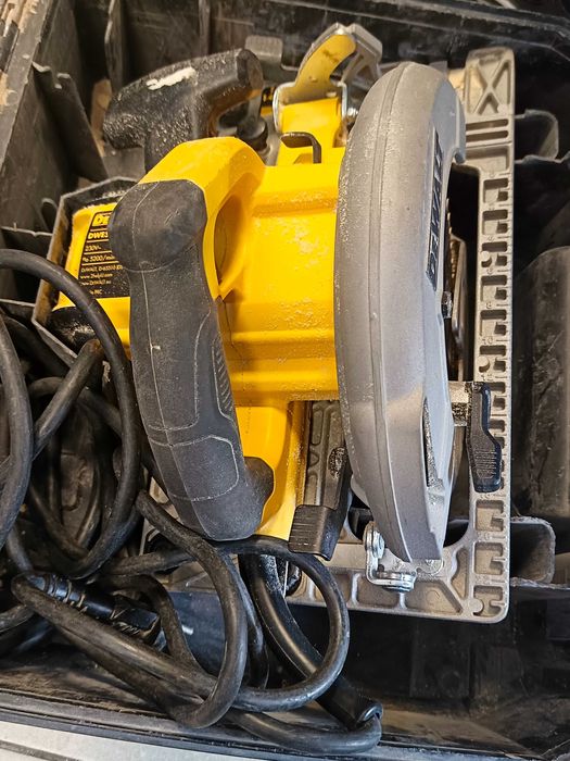 pilarka dewalt dwe576