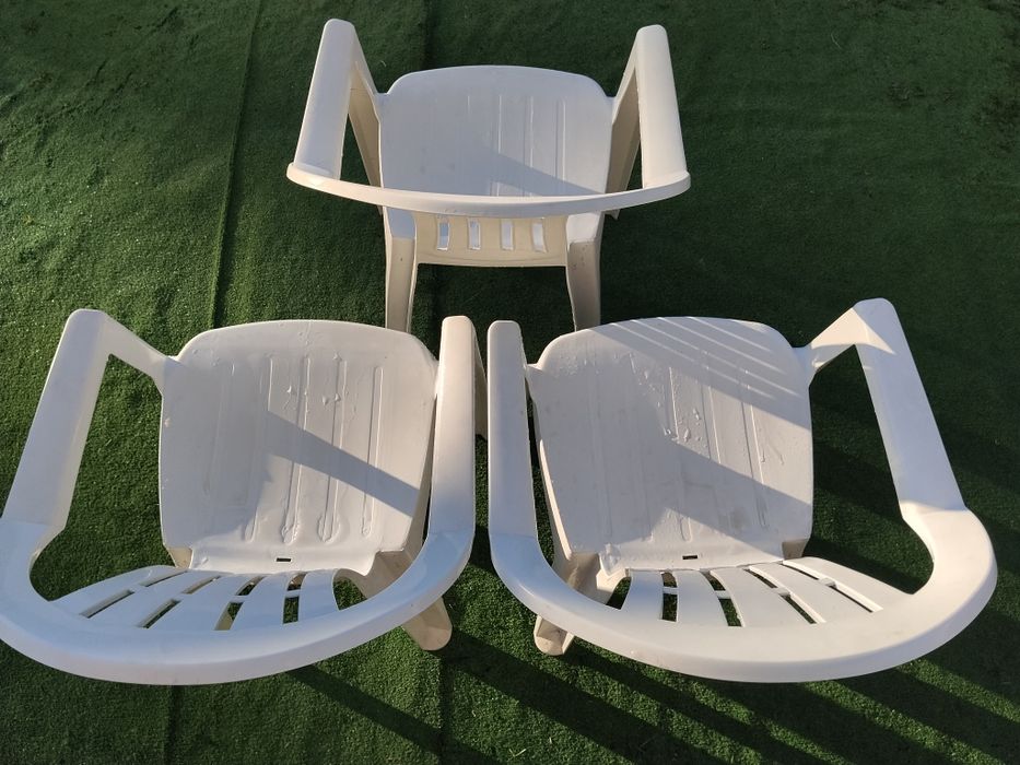 Três cadeiras jardim semi novas