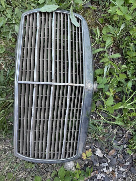 продам решітку радіатора MB W123