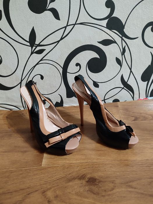 Шкіряні босоніжки на високих підборах