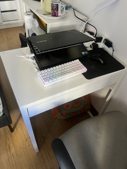 Mesa 50 €,cadeira escritorio 50€