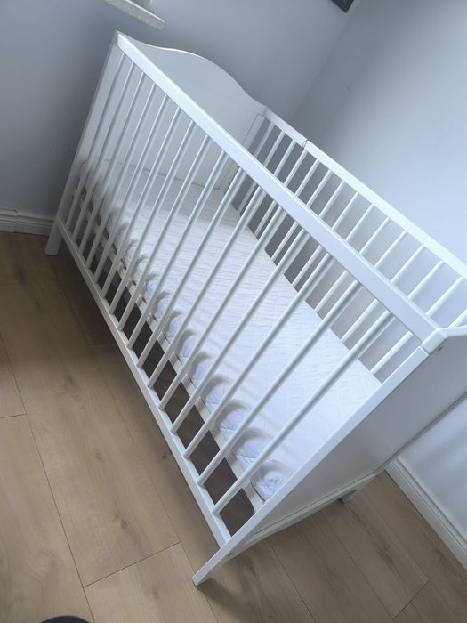 Łóżeczko dziecięce IKEA  SMÅGÖRA z materacem, jak nowe,, białe.