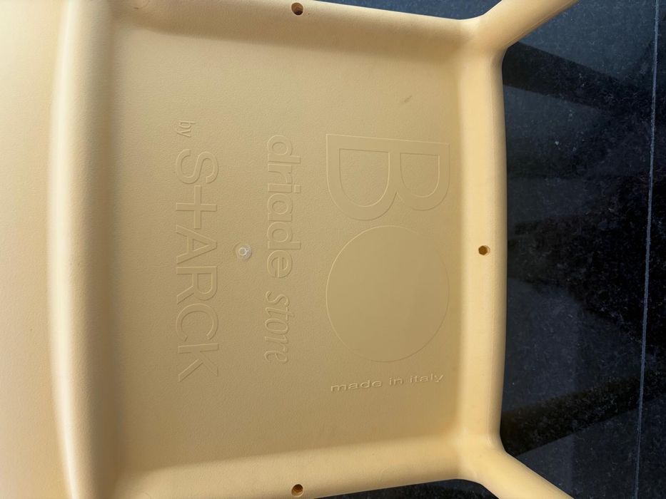Cadeiras amarelas plastico