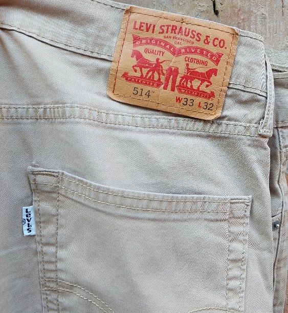 Бежеві джинси Levi's.