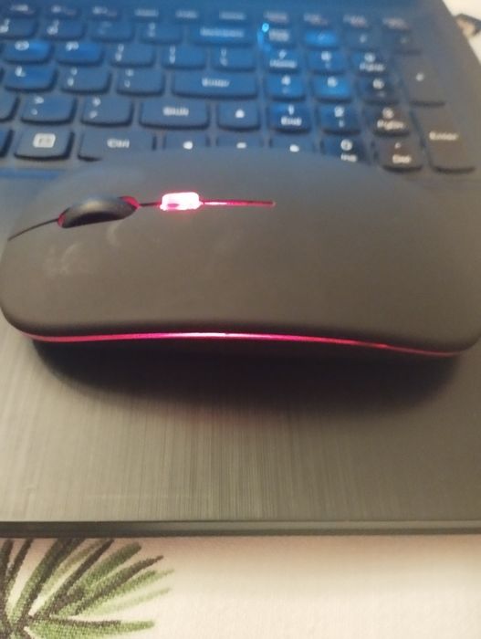 Myszka bezprzewodowa podświetlana.
