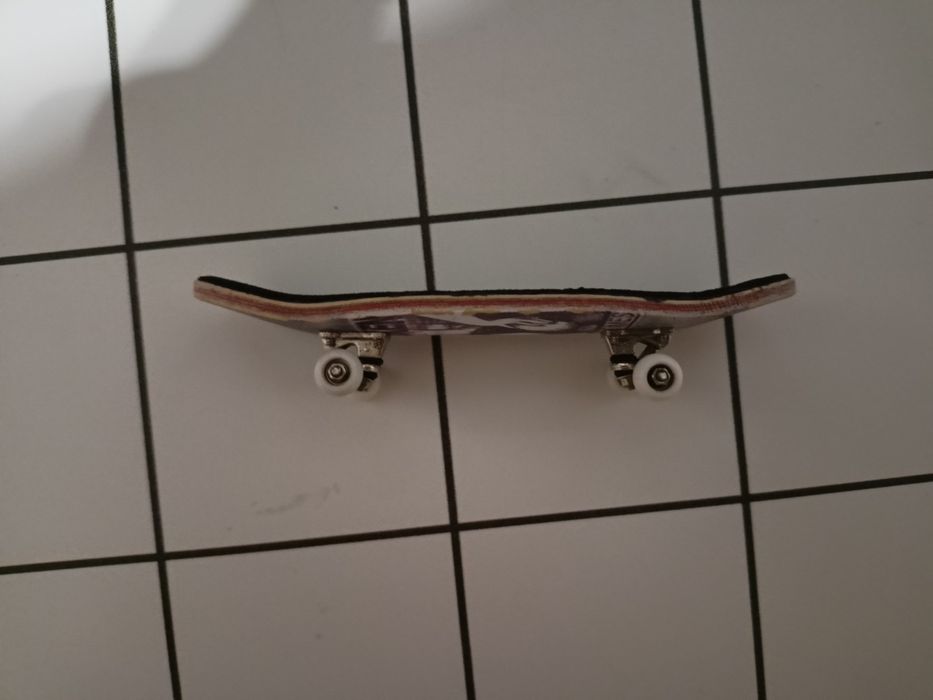 Sprzedam profesjonalnego fingerboard z lekko zdartym nadrukiem z tyłu