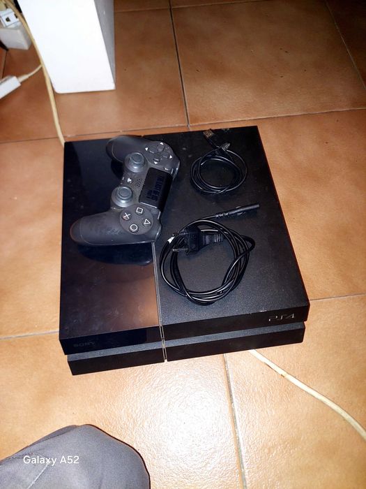Ps4 500Gb Faat com comando e cabos