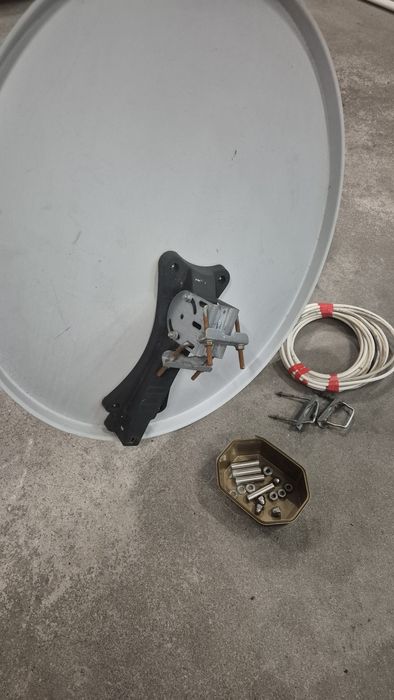 Antena satelitarna plus konwerter.