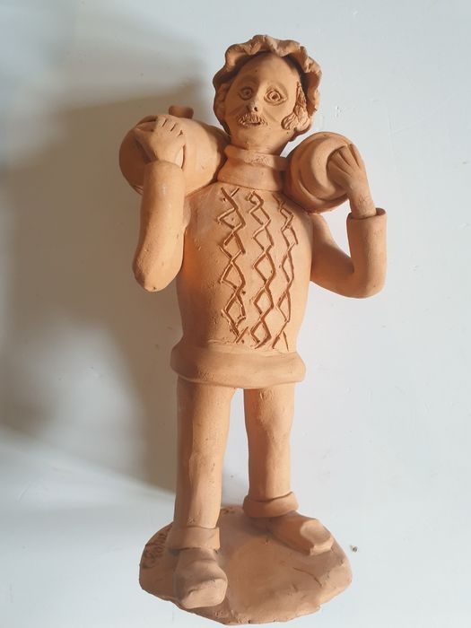 Figura de homem com 2 pipos  de vinho em barro - assinado