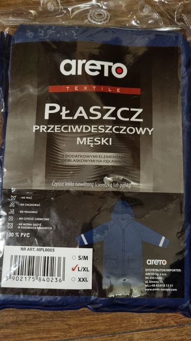 Płaszcz przeciwdeszczowe z elementami odblaskowymi.