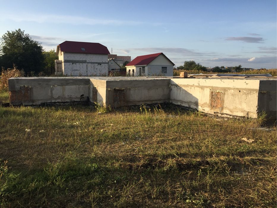 Продаж земельної ділянки, недобудованого будинку в с.  Слобода