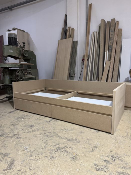 Cama com 2 gavetas em lacado branco mate